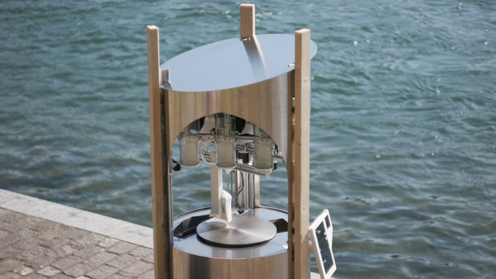 Der Crêpe-Roboter mit geöffneter Kuppel, im Inneren der Mechanismus über der Backplatte.